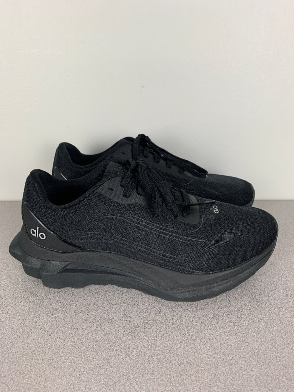 Alo Yoga Runner Shoes Women's size 8 Black